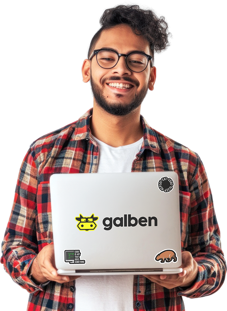 Imagem de um jovem desenvolvedor de sites sorrindo e segurando um laptop na mão