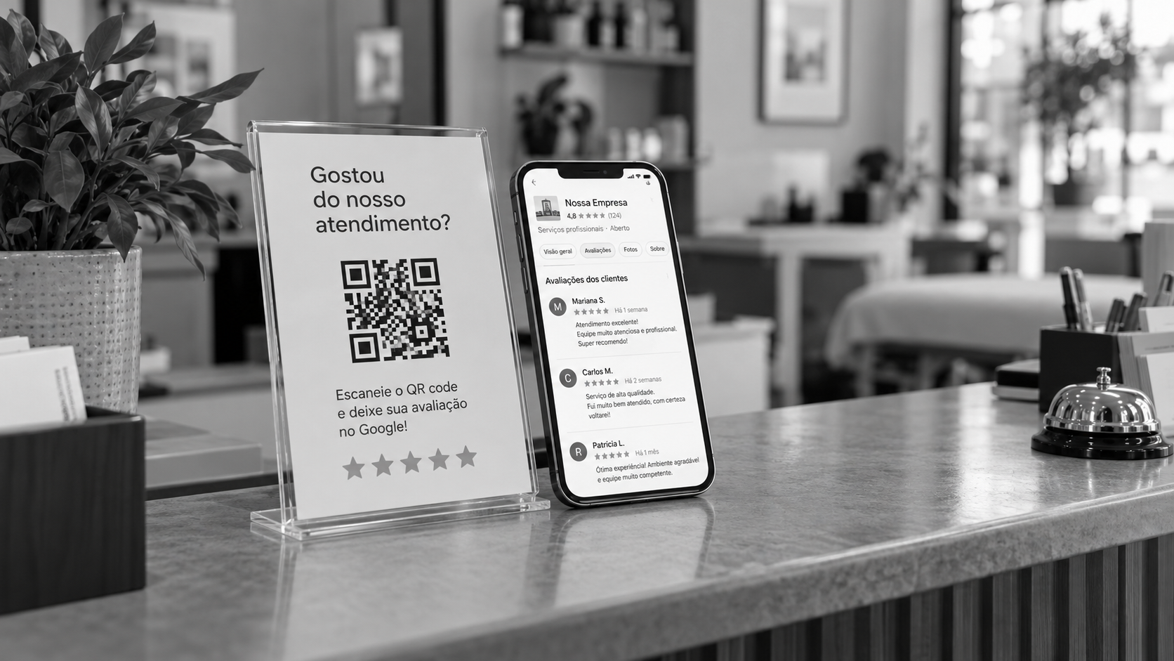 Imagem ilustrativa de um QR code convite para avaliação de uma empresa no Google e um celular mostrando as avaliações desta empresa no Google.